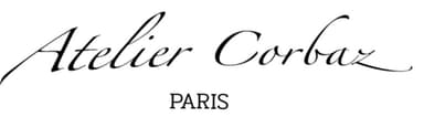 Notre marque se positionne comme un pont intemporel entre l'élégance formelle de l'ére victorienne déconstruite et une approche matiériste brute. À l'opposé d'une production de masse lisse et standardisée, nous célébrons la mémoire du vétement à travers l'usure du temps, la trace de la main et l'imperfection.